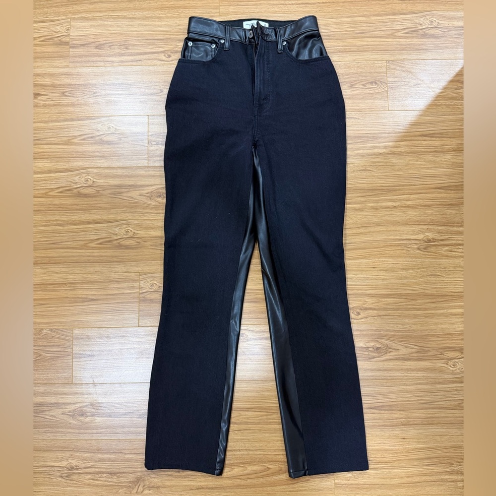 Abercrombie & Fitch Black Mixed Fabric Ultra High Rise 90s Straight Jean Size 25